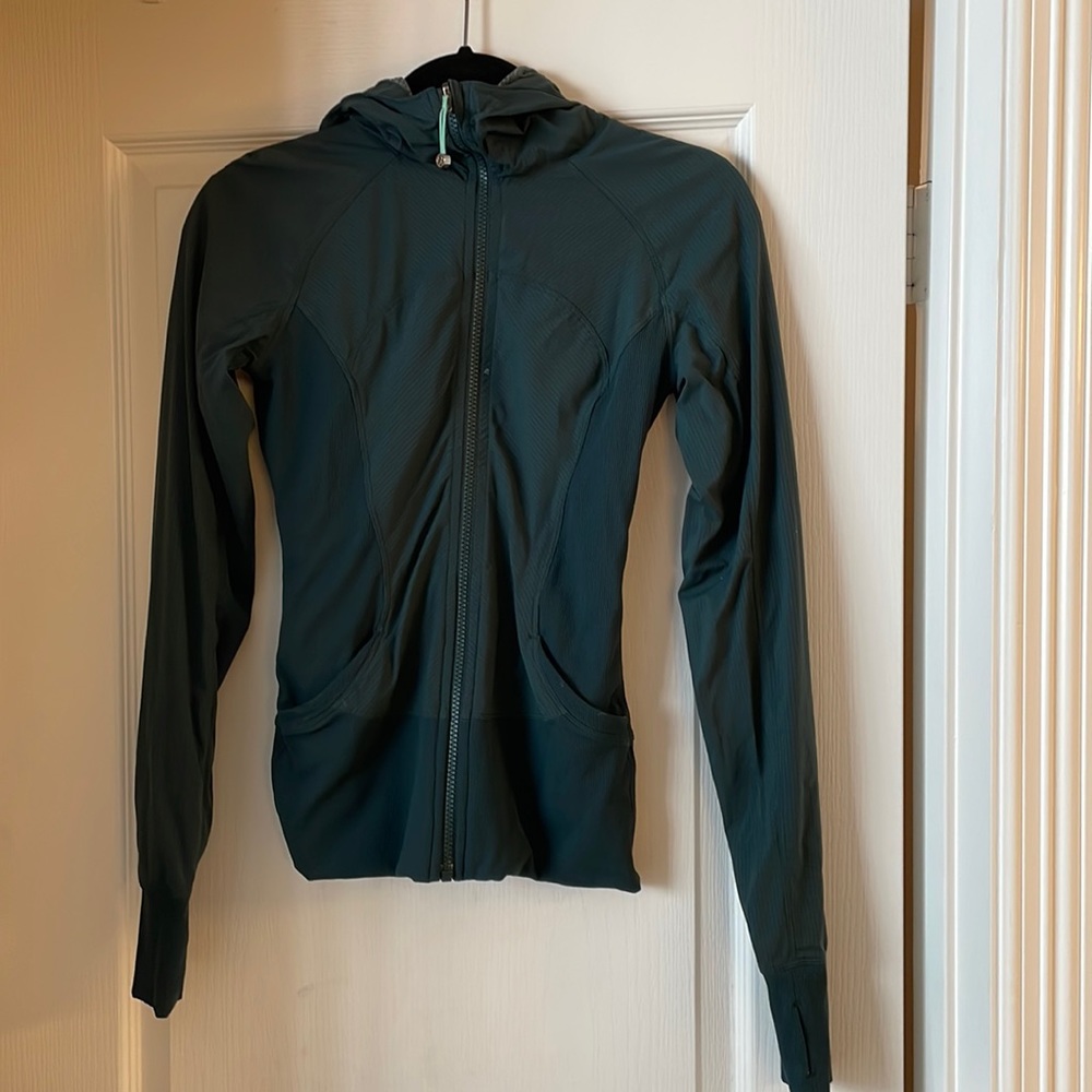 Very lightly used size 4 lulu jacket with thumb holes. Perfect shape. Reversible